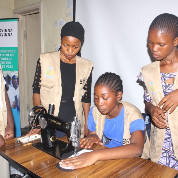 Uvira : 20 jeunes filles formées à la fabrication de serviettes hygiéniques pour promouvoir l’hygiène menstruelle