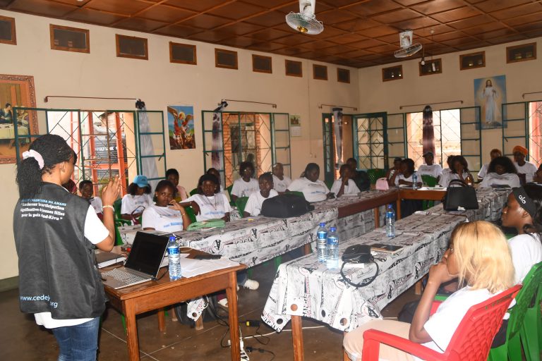 Clôture des sessions de formation des jeunes filles du projet WASICHA NA AMANI à Uvira